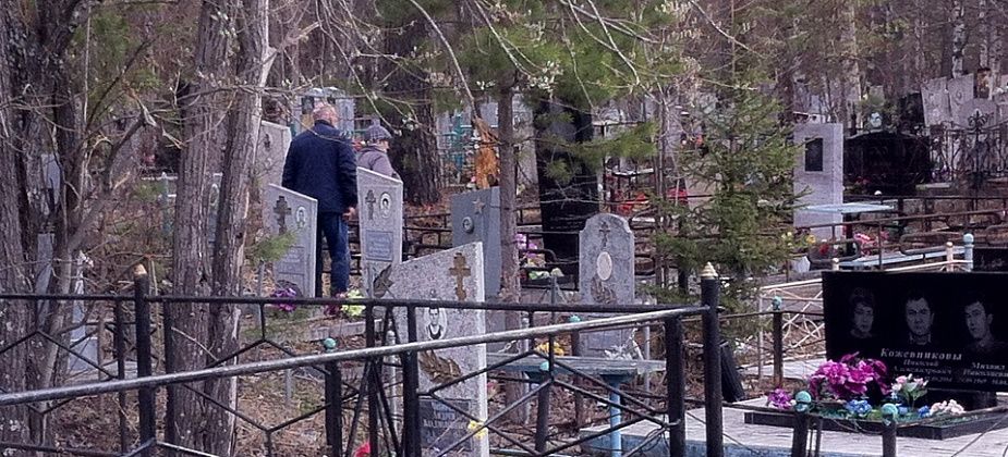 COVID. Серовчане с утра едут на кладбище поминать усопших