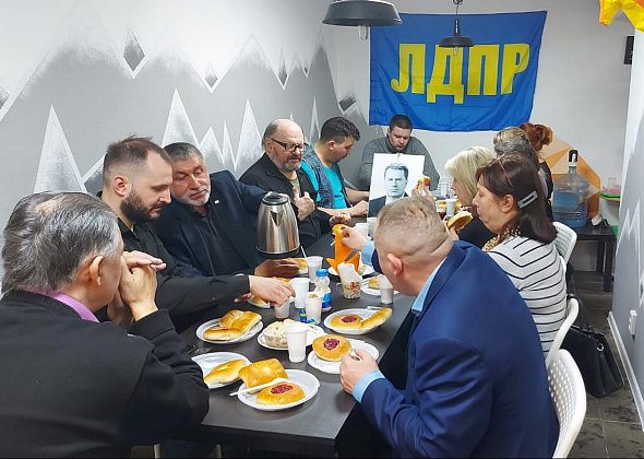 В Серове прошел поминальный обед в память о Владимире Жириновском