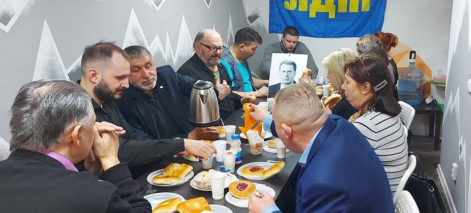 В Серове прошел поминальный обед в память о Владимире Жириновском