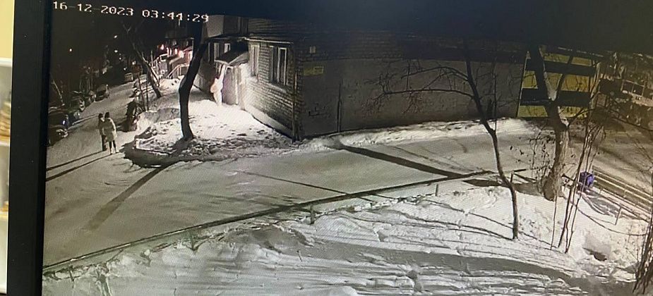 В Серове хулиганы сорвали новогоднюю гирлянду с подъезда многоэтажки