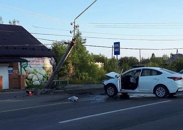 На въезде в Серов водительница уснула за рулем и врезалась в столб