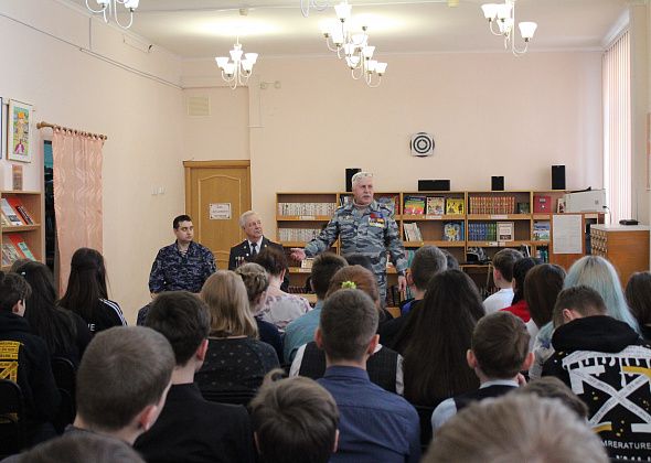 Ветераны серовского ОВД и бойцы Росгвардии провели для школьников Урок Мужества