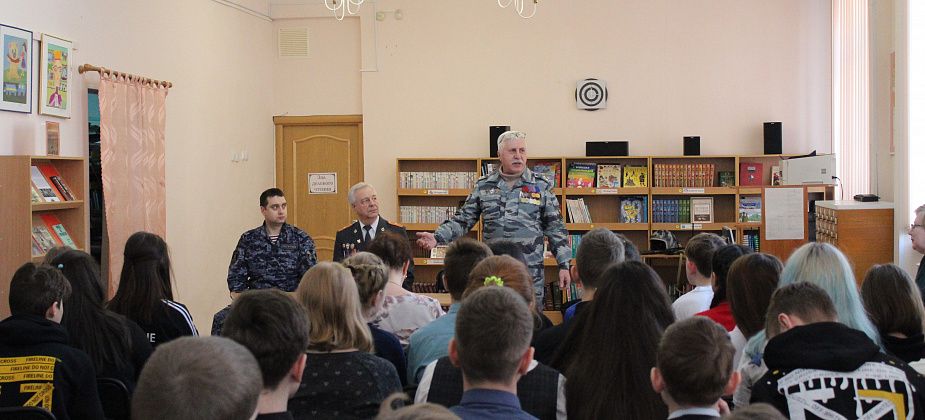 Ветераны серовского ОВД и бойцы Росгвардии провели для школьников Урок Мужества