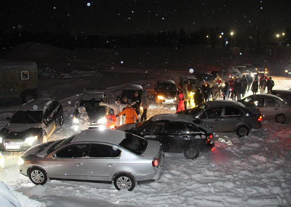 Жители Серова и Лесного “зажгли” юбилейную “Автоелку” 