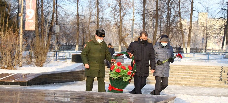 Глава Серова и представители общественности в День неизвестного солдата возложили цветы к мемориалам