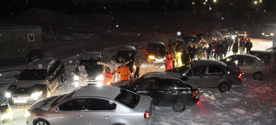 Жители Серова и Лесного “зажгли” юбилейную “Автоелку” 