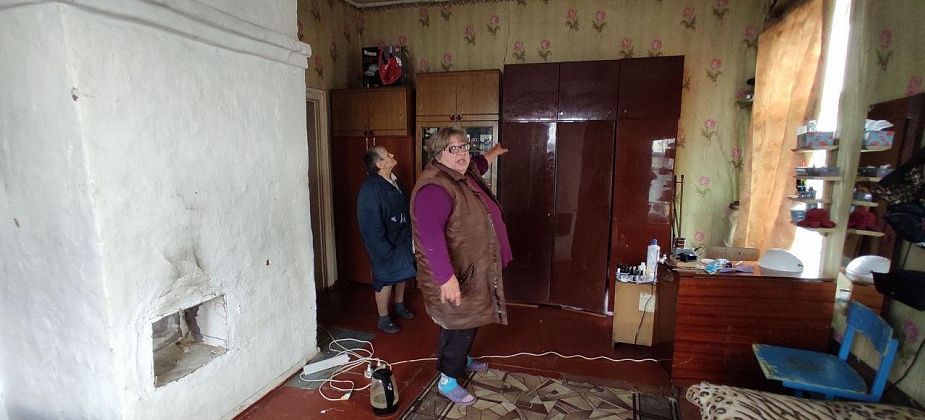 "Весь барак наш муниципальный". Серовчанки выживают в разваливающемся доме