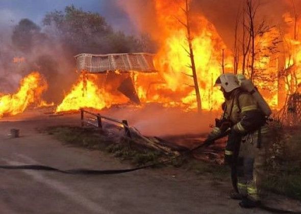 Под Серовом горела сухая трава, а в Филькино - жилой дом