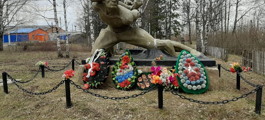В Сосьве начали реконструировать памятник красногвардейцам. Пока только рушат