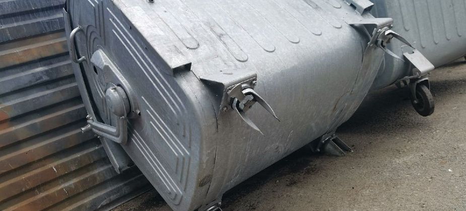 В Серове сняли… колесики с мусорных баков