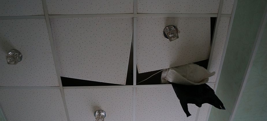 Квартиру серовчанки на улице Железнодорожников до сих пор топят дожди 