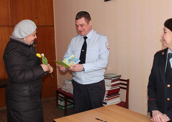 Полицейские поздравляют серовчанок с Международным женским днем