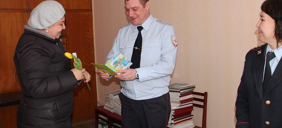 Полицейские поздравляют серовчанок с Международным женским днем