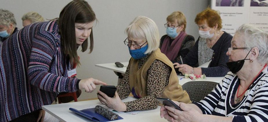 "Хочу лучше его узнать". В Центральной библиотеке прошло первое занятие для пожилых серовчан, желающих освоить смартфон