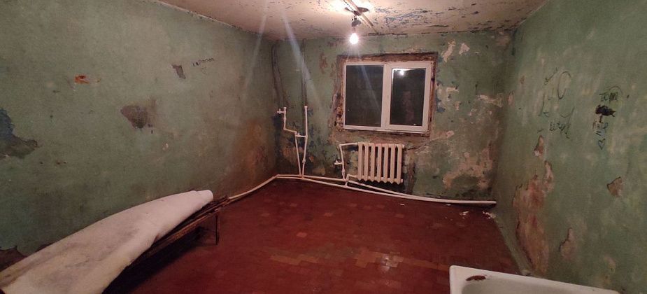 "Заткнули дверь тряпками, потому что дует". Серовчане рассказывают о невыносимых условиях в одном из городских общежитий