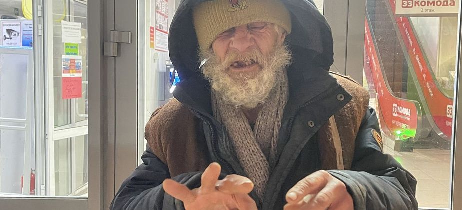 “Призываю людей - не надо ему помогать”. Серовчане пытались помочь бездомному - что из этого вышло?