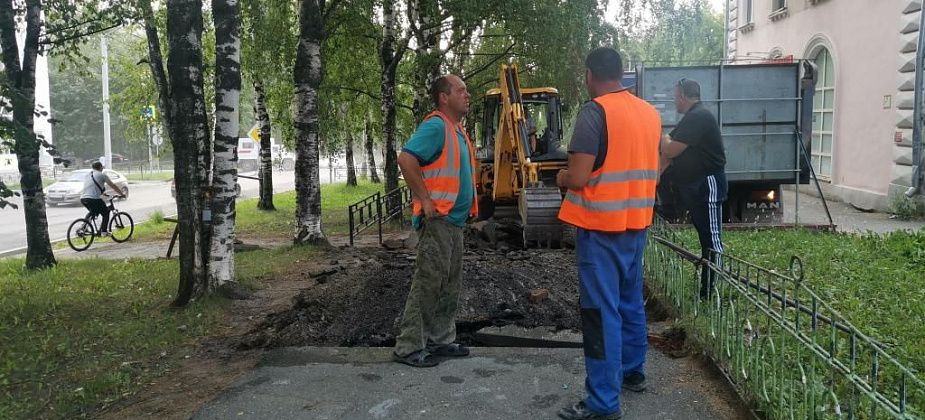 На тротуаре по улице Льва Толстого в Серове демонтируют 3 лестницы