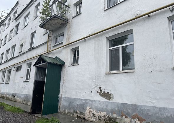 Жители дома в Серове пожаловались на сломанную дверь в подъезд. Кто починит?