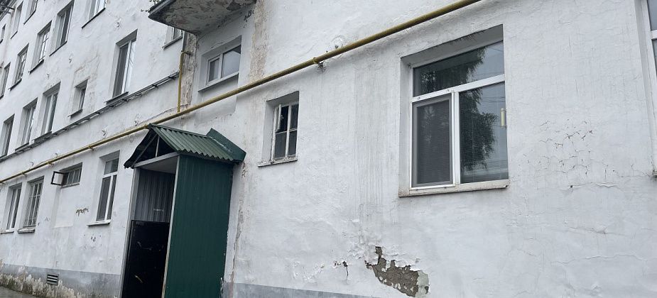 Жители дома в Серове пожаловались на сломанную дверь в подъезд. Кто починит?
