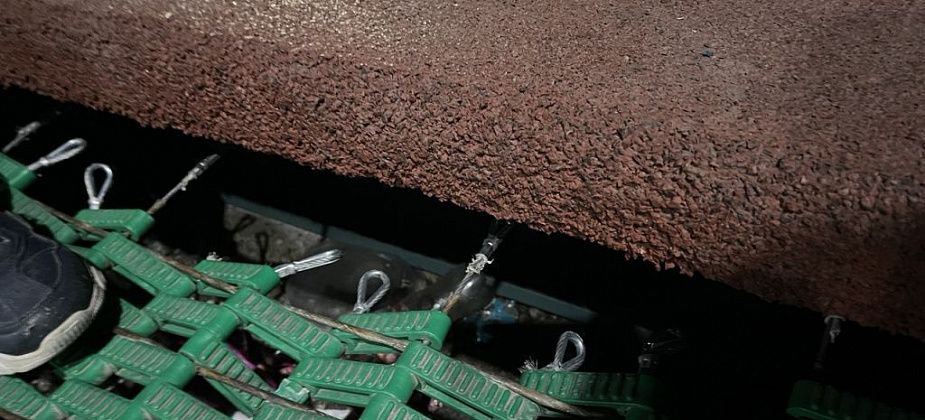 Не гарантийный случай? В сквере у ДКМ сломаны уличные батуты
