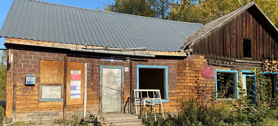 “Эту рухлядь надо убирать”. Почтовое отделение в Новой Коле работает в полуразрушенном здании