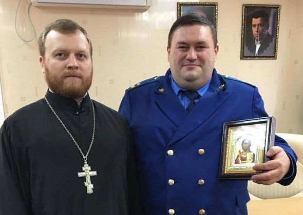 В Сосьве Серовскому городскому прокурору подарили икону Спасителя