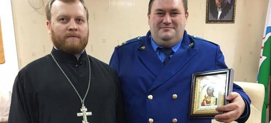 В Сосьве Серовскому городскому прокурору подарили икону Спасителя