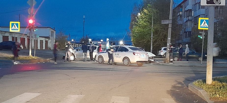 ГИБДД Серова рассказала подробности вчерашнего ДТП, в котором столкнулись "Рено" и "Волга"