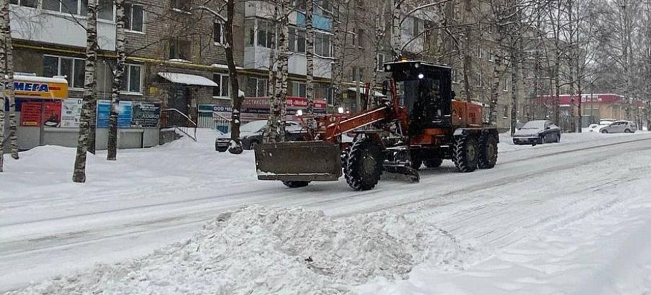 На очистке серовских тротуаров и дорог работают 19 единиц техники