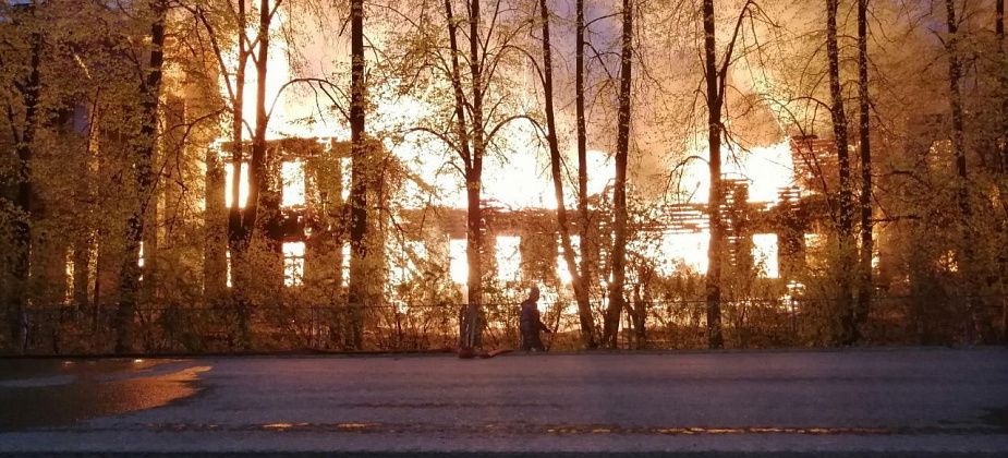 В Сосьве сгорело здание бывшего управления Объединения исправительных колоний