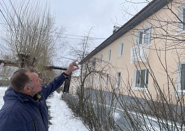 “Вместо сосулек падает шифер”. На серовском доме рушится крыша, которую капиталили 7 лет назад