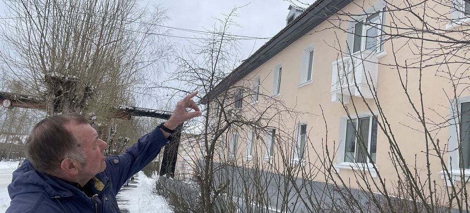 “Вместо сосулек падает шифер”. На серовском доме рушится крыша, которую капиталили 7 лет назад