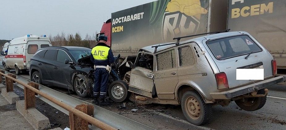 "Лада", которую везли на ремонт в Серов, сорвалась со сцепки и въехала в Hyundai Tucson. Есть пострадавшие