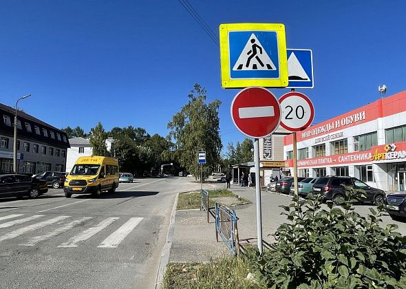 После ремонта водопровода в Серове открыли дорогу по улице Октябрьской Революции. Но запрещающий знак оставили