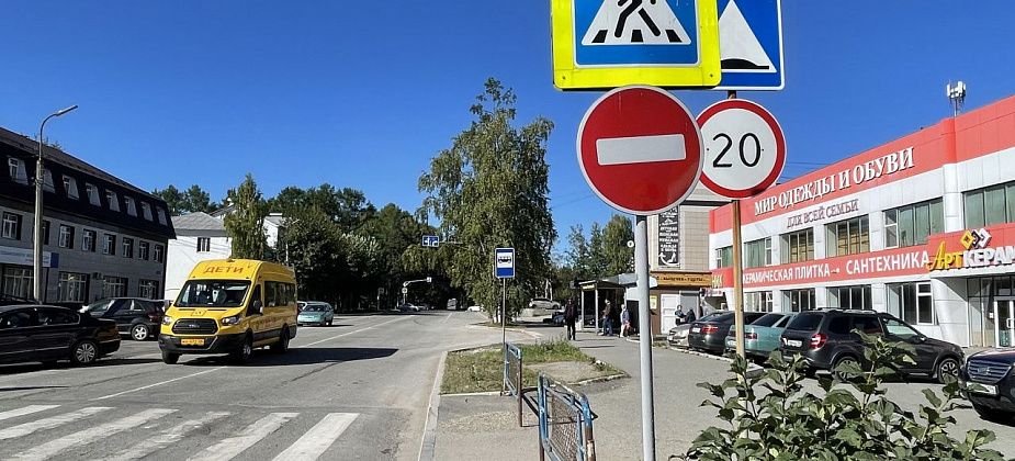 После ремонта водопровода в Серове открыли дорогу по улице Октябрьской Революции. Но запрещающий знак оставили