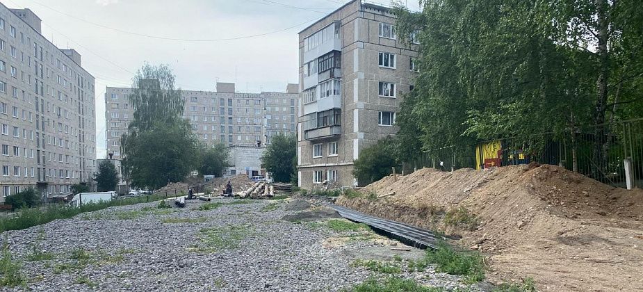 Пожилая серовчанка оправилась после падения в траншею, выкопанную строителями во дворе многоэтажки