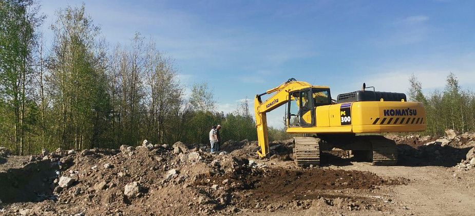 В поисках металла черные копатели раскопали старую свалку Серова. Потом - дорогу на Новой Коле