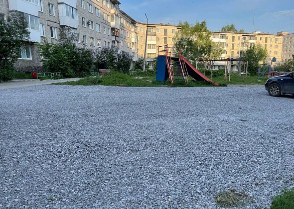 На месте газона и клумбы в серовском дворе появилась парковка для машин