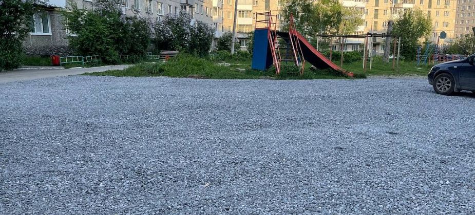 На месте газона и клумбы в серовском дворе появилась парковка для машин