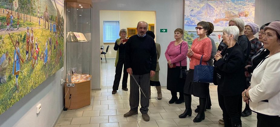 "Нужно начинать думать, не только любоваться картинами". В Серове открылась выставка североуральского художника