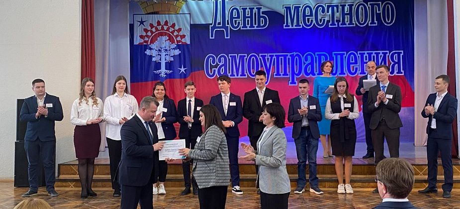 Ко Дню самоуправления в Серове прошло торжественное собрание