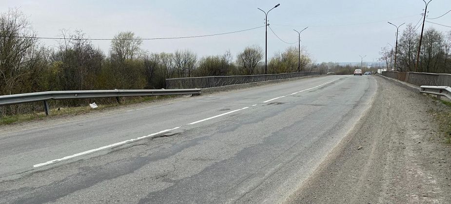 Автомобилисты и пешеходы недовольны состоянием автомобильного моста через Какву