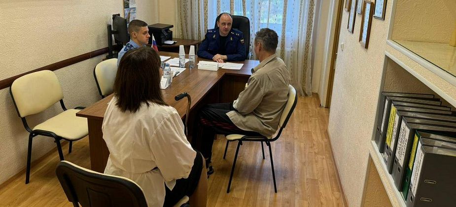 В Серове прокурор области Борис Крылов встретился с инвалидами и престарелыми