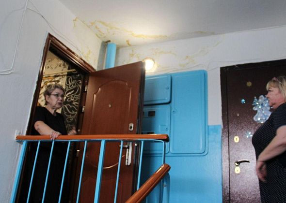 "С потолка течет, везде течет". Жительницы серовского поселка Энергетиков жалуются на текущую крышу