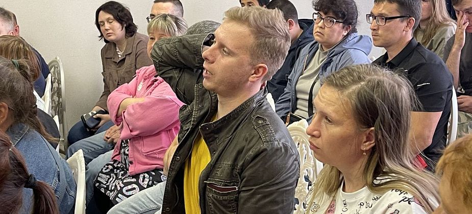 “Никто не останется без внимания”. Глава встретился с серовчанами, чьи квартиры пострадали от взрыва газа 