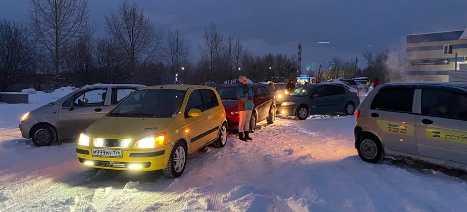 Участники группы "Взаимопомощь на дорогах" "зажгли" в Серове свою елку