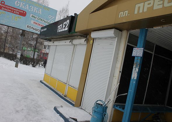 В Серове продолжаются поиски молодых людей, которые обворовали салон Теле2. Видео налета