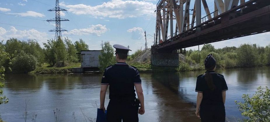 После падения ребенка из окна и утопления школьника полиция просит не оставлять детей без присмотра