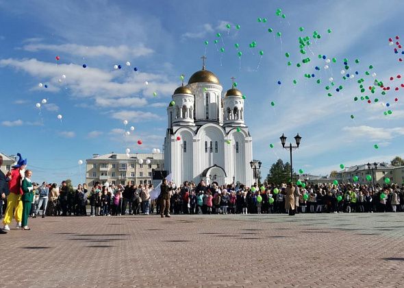 Потанцевали, поклялись и запустили шары. Юных серовчан посвятили в первоклассники