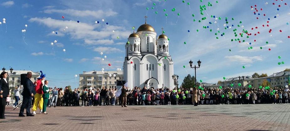 Потанцевали, поклялись и запустили шары. Юных серовчан посвятили в первоклассники
